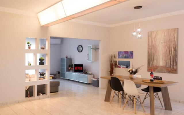 Cozy Flat on the Main Square 10min to the sea