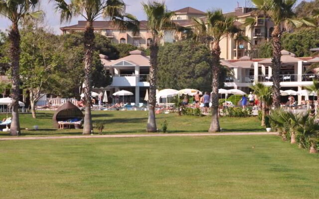 Jacaranda Beach Luxury Club