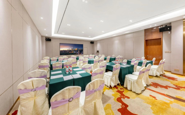 Qian Hai Holiday Hotel