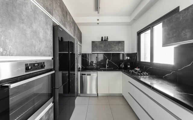 Sea-side 4 BR Apt with Gym