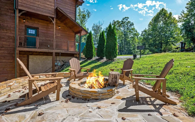 Mountain Skyy 3 Bedroom Cabin by RedAwning