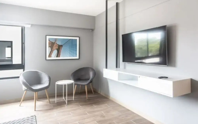 w Spacious 2BR in the Heart of Miraflores