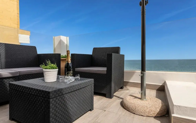 Sea View Apartment 2 Min Walk From the Beach