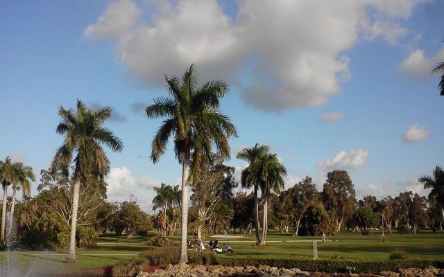 Hollywood Beach Golf Resort