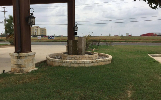 Pearsall Inn & Suites