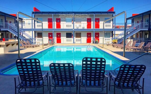 Sea And Breeze Hotel And Condo