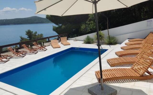 Seaside Villa mit Pool für 12 Personen