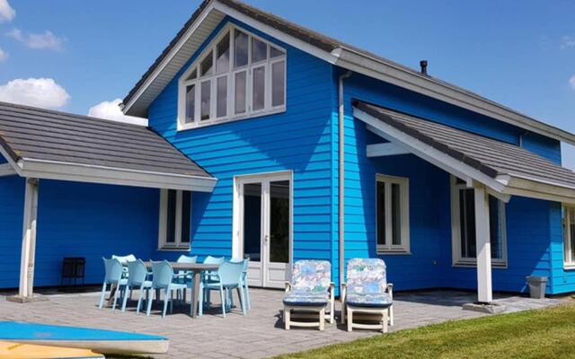 The Blue House - Luxurious Waterfront Villa Zeewolde