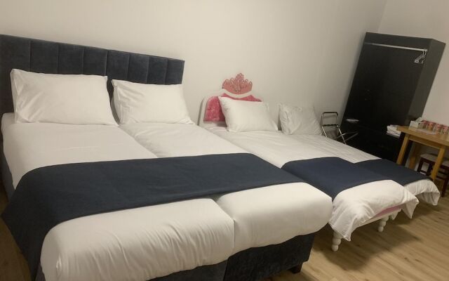 Stunning 2-bed Apartment in Praha 4