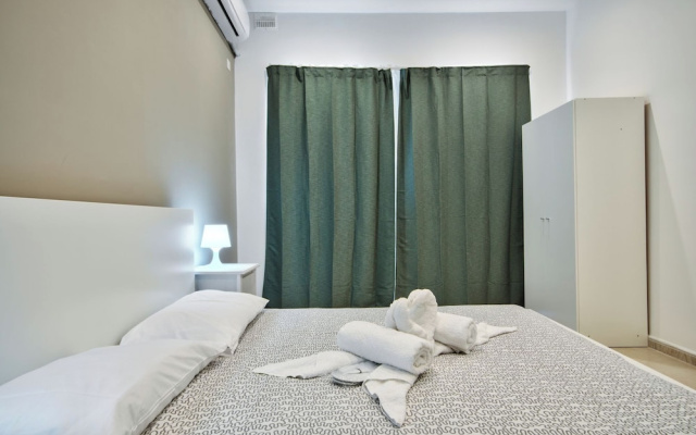 Central Flat With Traditional Maltese Balcony
