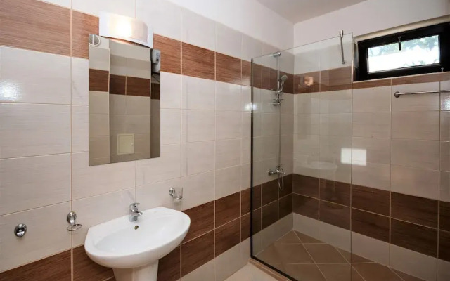 New Line Village Apartments, up to 4 Guests