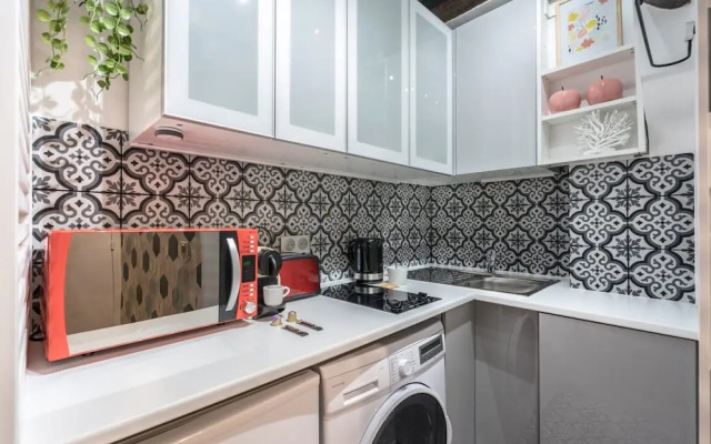 Chic Apartment With Patio - 2br/6p - Le Marais