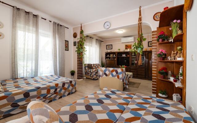 Say Close to Center and Beach 6 Kd