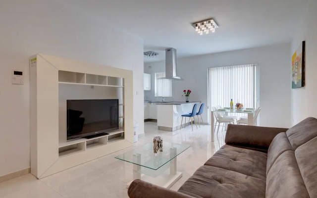 Spacious Apartment Steps to the Promenade