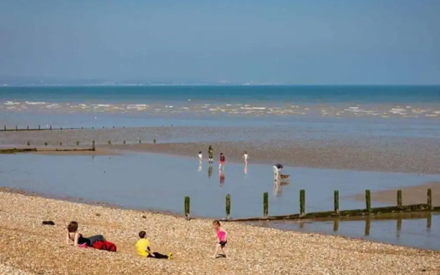 Spacious 2 bed Holiday Home Entertainment on Site