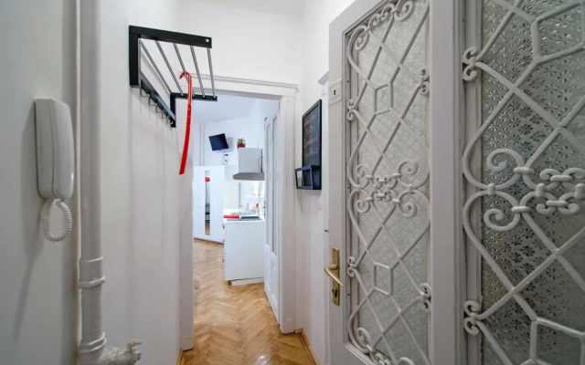 PARKING, AC, WIFI FLAT NEXT TO ANDRASSY Ave