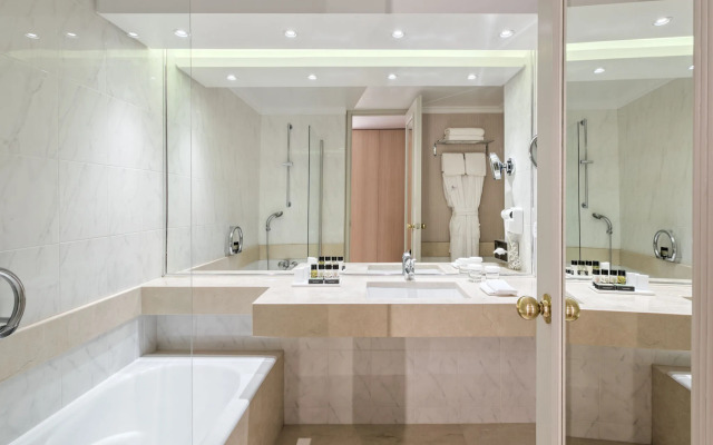 Divani Caravel Hotel