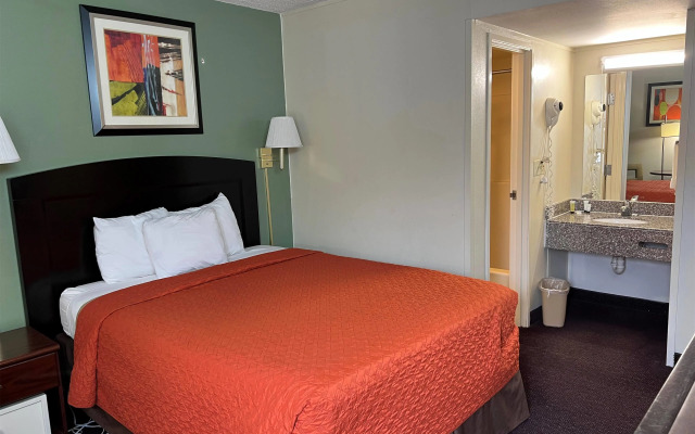 Days Inn by Wyndham Southern Hills/ORU