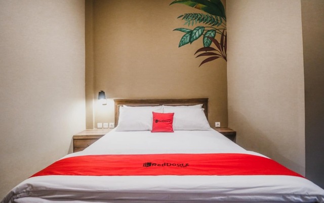RedDoorz Plus near Mall Slipi Jaya