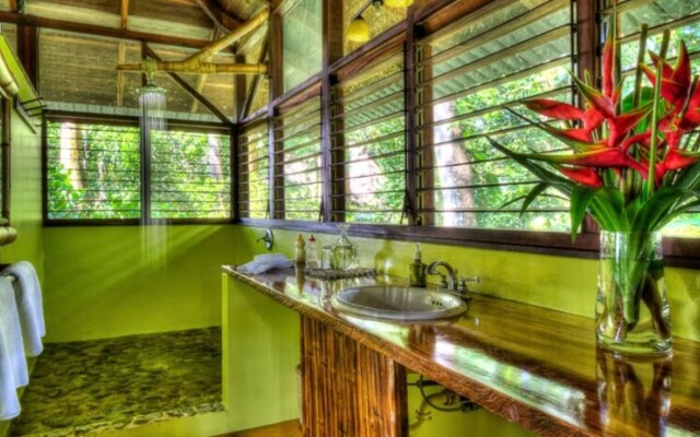 Iguana Lodge Beach Resort