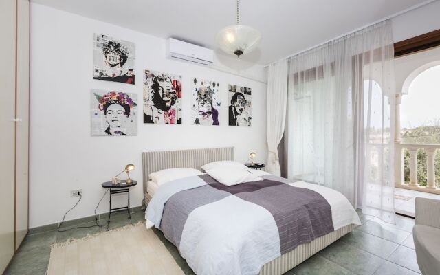 Room Alma 1