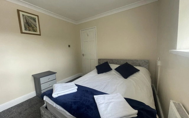 New Luxury Modern House Near Airport Free Parking