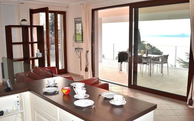 Villa Sybille With Pool And Lake View