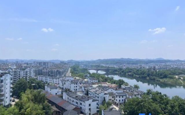 Yueya Fengjing Hotel (Shangrao Wuyuan Cultural Square Landscape Bridge)