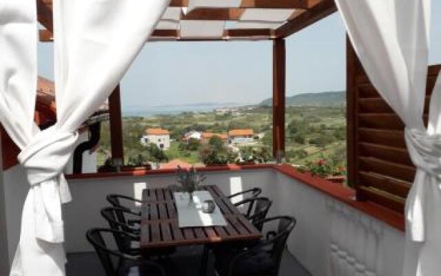 Rustic Apartment Mariva