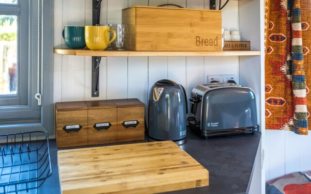 The Hideaway Hut - 1 Bed Shepherds Hut - Hereford