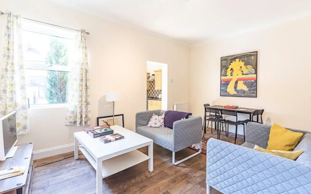 Spacious 4 Bed Apartment Near Tooting Gardens