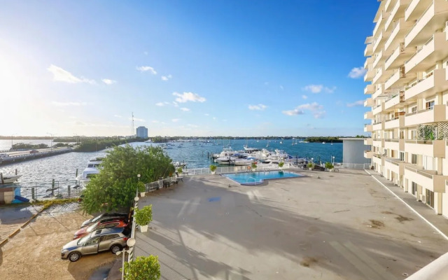 Bayshore Bliss- Cozy Space Pool Views