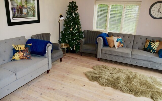 Deluxe 4/5 Bed Hot Tub Cinema Room 15