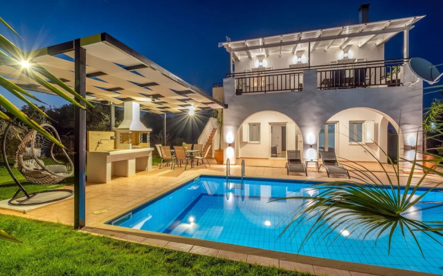 Kournas-sleeps8-parking-garden-pool-petfriendly
