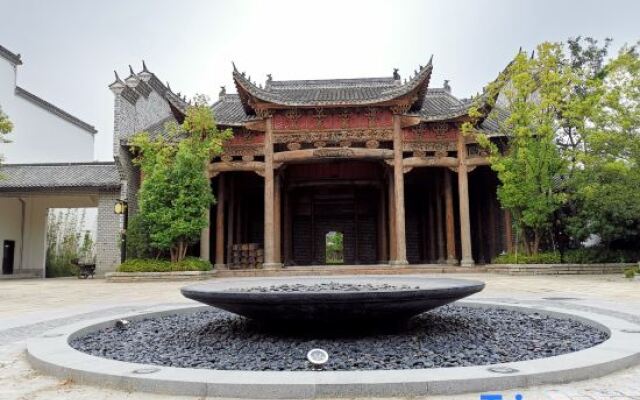 Wuhu Langting Guanlan Hotel (Fangte Amusement Park Jiuz Ancient Town)