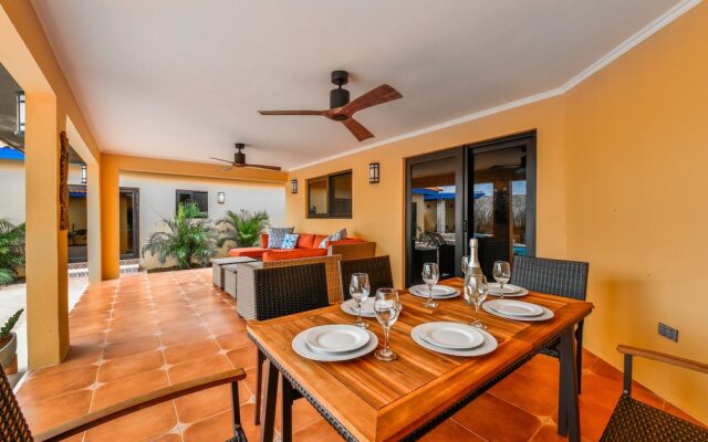 Newly Renovated! Polynesian Themed in Noord!