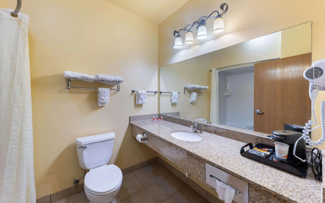 Econo Lodge Inn & Suites Bridgeport
