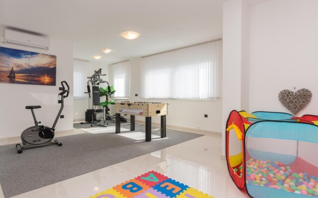 Beautiful Home in Zaton With Wifi and 6 Bedrooms