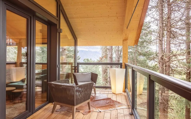 Lavish Chalet With hot tub