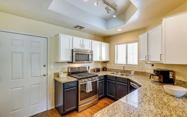 Chic Scottsdale Townhome w/ Patio & Pool Access!