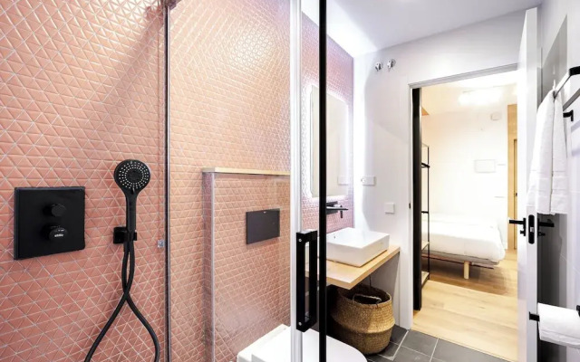 Vallecas Suites by Olala Homes