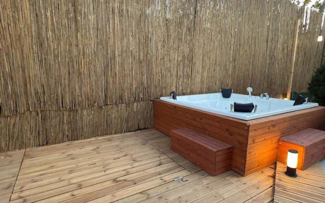 Yeşil Panjurlu Villa Otel