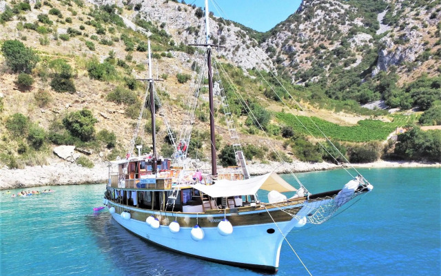 Rhythm Floating Hostel - Zadar