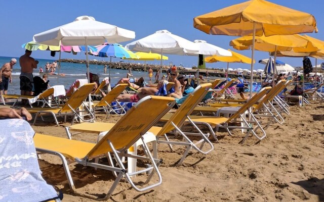 Theodosia apt Swim sunbathe beachfront
