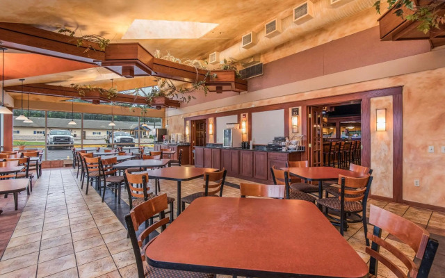 AmericInn & Suites By Wyndham Baraboo Event Center