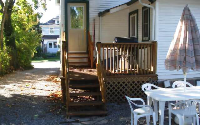 Niagara Falls Cottage Rental - Pine Tree House