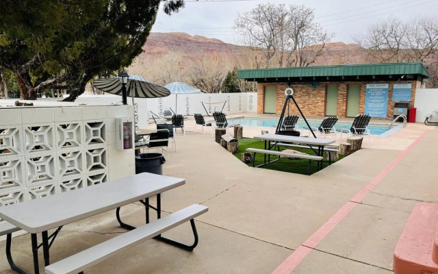 Apache Motel