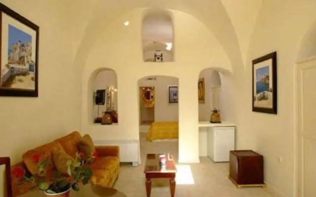 Adamis Majesty Suites