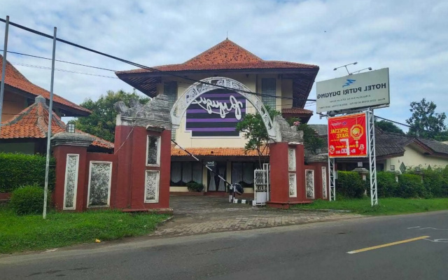 RedDoorz Plus near Tugu Mercusuar Anyer