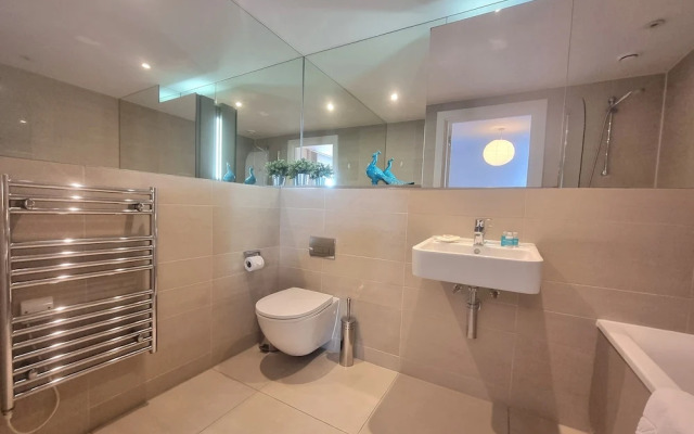 2Bed-2Bath Flat - Gym Pool Balcony Lift